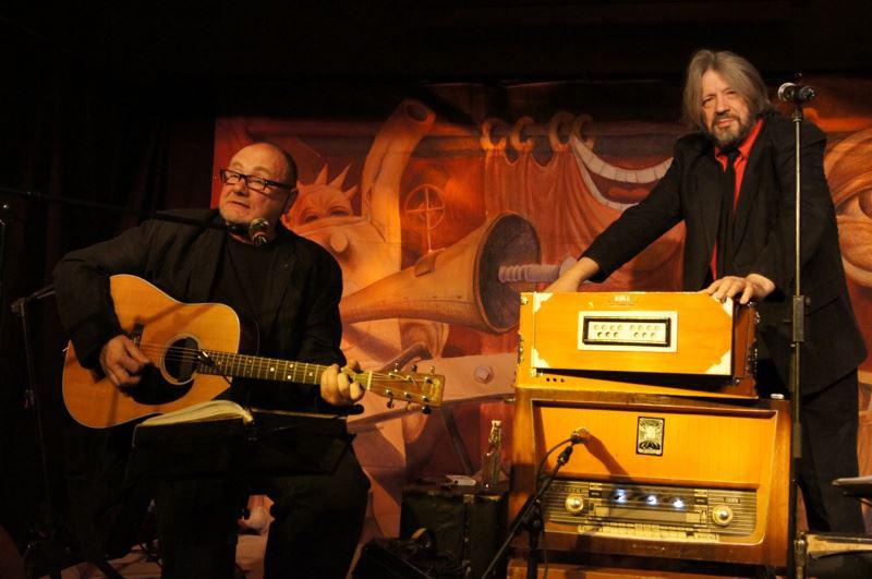 Das Duo Sonnenschirm bei der Kulturkommode